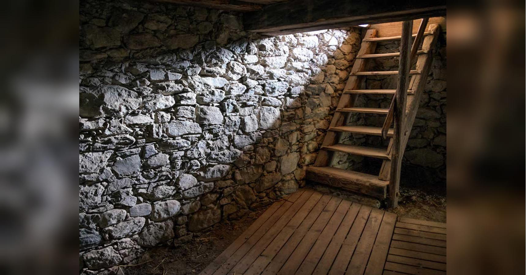 Погребен значение. Подвалы домов 19 века. Погребен значение. Церковный подвал. Успенский собор усыпальница митрополитов.